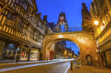 Chester, İngiltere - 31 Temmuz 2018: Alacakaranlık saat görünümü Chester city Cheshire, İngiltere'de ahşap çerçeveli mimari ve tarihi Eastgate saat.