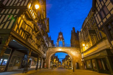 Chester, İngiltere - 31 Temmuz 2018: Güzel bir dusk-saat görünümü tarihi Eastgate saat ve Chester city Cheshire, İngiltere'de ahşap çerçeveli mimarisinde.
