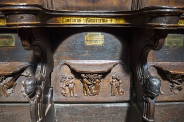 Chester, İngiltere - 1 Ağustos 2018: Güzel oyma Chester Katedrali, 14 yüzyıldan kalma ahşap sandalye. 