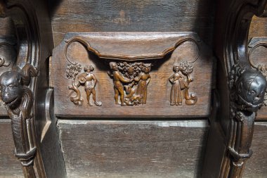 Chester, İngiltere - 1 Ağustos 2018: Ahşap koltuk Chester Katedrali, 14 yüzyıldan kalma güzel oyma. 