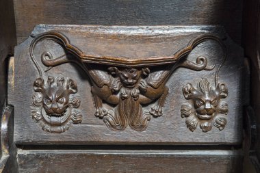 Chester, İngiltere - 1 Ağustos 2018: Ahşap koltuk Chester Katedrali, 14 yüzyıldan kalma güzel oyma. 