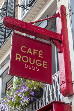 Chester, İngiltere - 1 Ağustos 2018: Chester, İngiltere'de bir Cafe Rouge Restoran girişinde yukarıda bir işaret. 