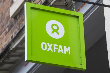 Chester, İngiltere - 1 Ağustos 2018: Chester, İngiltere'de bir Oxfam sadaka dükkanı girişinde yukarıda bir işaret. 