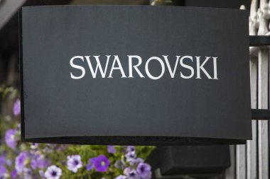 Chester, İngiltere - 1 Ağustos 2018: Yukarıda bir Swarovski kuyumcular yılında Chester, İngiltere'de şehrin girişinde bir işaret. 
