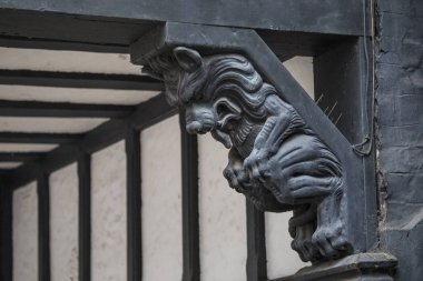 Bir süslü bir eski ahşap çerçeveli Chester tarihi şehir İngiltere'de bina heykel oyma. 