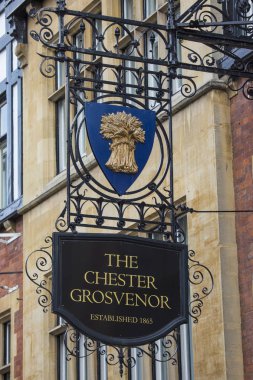 Chester, İngiltere - 1 Ağustos 2018: Chester Grosvenor Hotel Chester, İngiltere'de tarihi şehir girişinde yukarıda bir işaret. Otel Westminster Dükü tarafından sahibi olduğu.