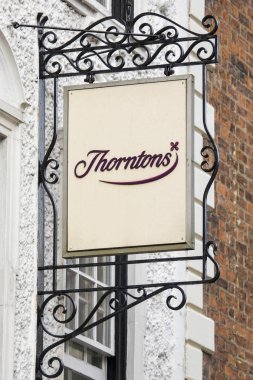 Chester, İngiltere - 1 Ağustos 2018: Yukarıda Thorntons çikolatacıları Chester, İngiltere'de şehir girişinde bir işaret. 