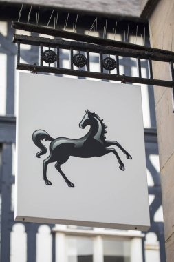 Chester, İngiltere - 1 Ağustos 2018: Chester, İngiltere'de Lloyds bankada girişinde yukarıda bir işaret. 