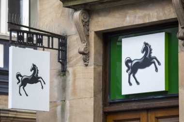 Chester, İngiltere - 1 Ağustos 2018: Chester, İngiltere'de Lloyds bankada girişinde yukarıda işaretler. 