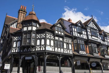 Chester, İngiltere - 2nd Ağustos 2018: Bridge Street tarihi Chester city Cheshire, İngiltere'de güzel mimarisi. 