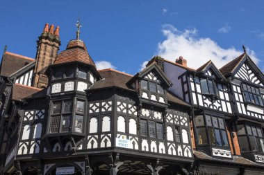 Chester, İngiltere - 2nd Ağustos 2018: Bridge Street tarihi Chester city Cheshire, İngiltere'de güzel mimarisi. 