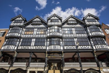 Chester, İngiltere - 2nd Ağustos 2018: Güzel mimari Grosvenor Alışveriş Merkezi Bridge Street tarihi şehir Chester, Cheshire, İngiltere. 