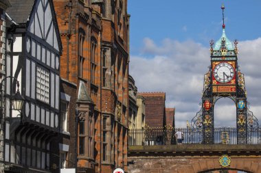 Bir görünümü zarif Eastgate saatin tarihi şehir Chester, Cheshire, İngiltere. 