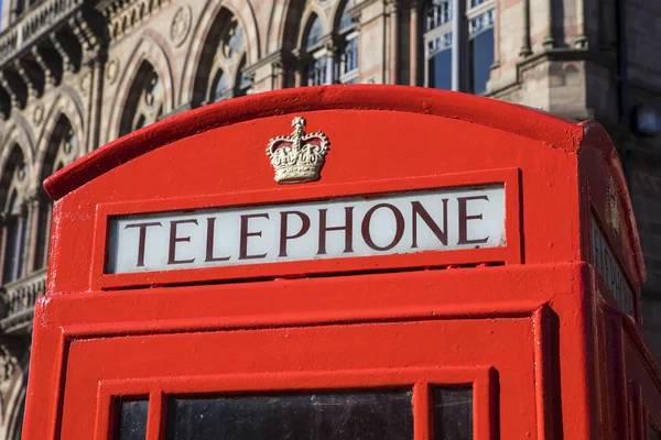 位于英国柴郡的切斯特历史名城的一个传统的英国红色电话亭 — 图库照片
