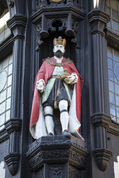 チェシャー イギリスのチェスターの歴史的な街のノースゲート ストリートの木造建物の内外の王の彫刻 — ストック写真