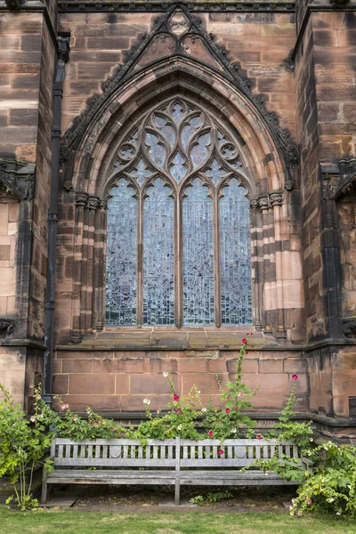 Вид Скамейку Исторического Здания Chester Cathedral Городе Честер Великобритания — стоковое фото