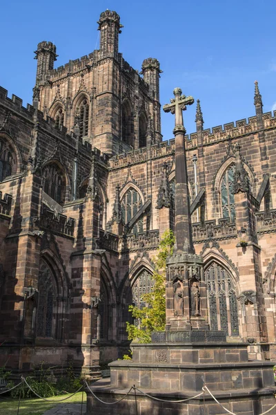 Utsikt Över Chester War Memorial Och Den Magnifika Chester Katedralen — Stockfoto
