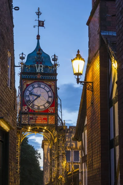 チェシャー州 イギリスのチェスターの歴史的な街の城壁から見たイースト ゲート時計の夕暮れ時ビュー — ストック写真