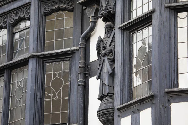 華やかな彫刻彫刻は古い木造建物イギリスのチェスターの歴史的な街での — ストック写真