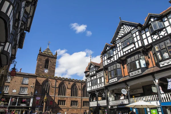 聖ペテロ教会 チェシャー イギリスのチェスターの歴史的な市内の木造建物の表示 — ストック写真
