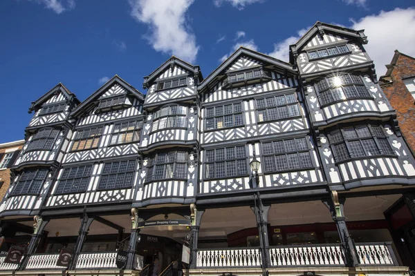 Chester, İngiltere - 2nd Ağustos 2018: Güzel mimari Grosvenor Alışveriş Merkezi Bridge Street tarihi şehir Chester, Cheshire, İngiltere. 