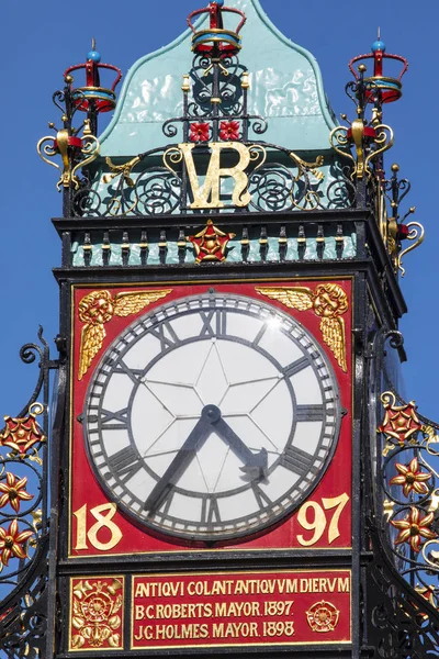 チェシャー州 イギリスのチェスターの歴史的な街で 優雅なイースト ゲート時計のクローズ アップ ビュー — ストック写真