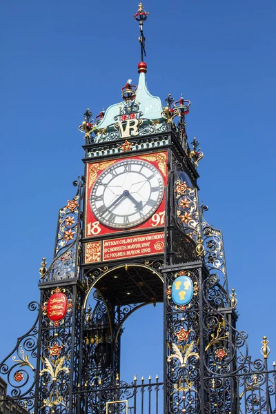 チェシャー州 イギリスのチェスターの歴史的な街で 優雅なイースト ゲート時計の表示 — ストック写真