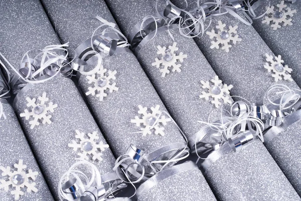 Een Schot Van Studio Van Traditionele Christmas Crackers — Stockfoto