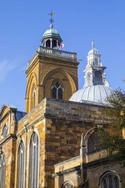 Northampton, İngiltere'de şehirde tarihi Tüm Azizler Kilisesi bir görünümünü.