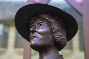 Northampton, İngiltere - 10th Kasım 2018: Northampton, İngiltere'de şehirde bulunan eski İngiliz işçi politikacı Margaret Bondfield, heykeli. Margaret Bondfield ilk kadın bakan yapıldı..