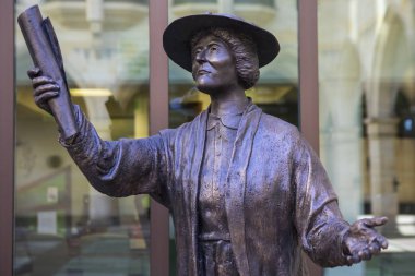 Northampton, İngiltere - 10th Kasım 2018: Northampton, İngiltere'de şehirde bulunan eski İngiliz işçi politikacı Margaret Bondfield, heykeli. Margaret Bondfield ilk kadın bakan yapıldı..