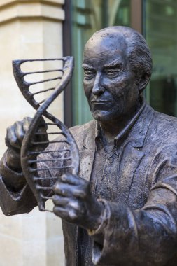 Northampton, İngiltere - 10th Kasım 2018: Ünlü İngiliz moleküler biyolog, biophysicist ve sinirbilimci Francis Crick, Northampton, İngiltere'de şehirde bulunan heykeli. 