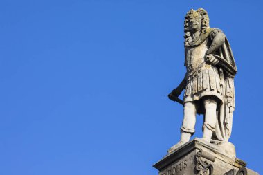 Northampton, İngiltere'de kasabadaki tüm Azizler Kilisesi cephesinde kralı II heykeli.