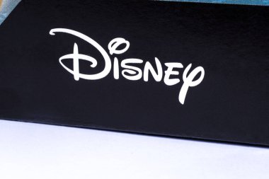 Londra, İngiltere - 14th Kasım 2018: Disney şirket logosu ürün ambalajı üzerinde resimde,.