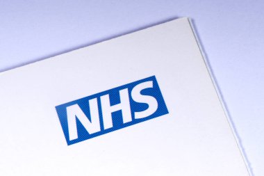 Londra, İngiltere - 14th Kasım 2018: Nhs - Ulusal Sağlık Servisi logo, bir bilgi broşürü resimde bir close-up.