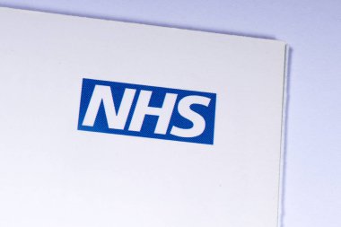 Londra, İngiltere - 14th Kasım 2018: Nhs - Ulusal Sağlık Servisi logo, bir bilgi broşürü resimde bir close-up.