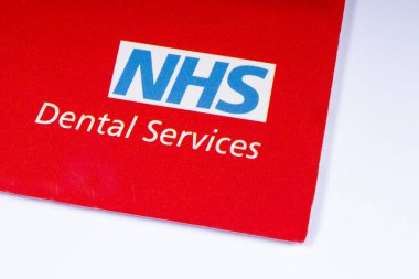 Londra, İngiltere - 14th Kasım 2018: Nhs - Ulusal Sağlık Servisi logosu, kendi diş hizmetleri hakkında bir bilgi broşürü üzerinde resimde bir close-up.