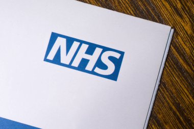 Londra, İngiltere - 14th Kasım 2018: Nhs - Ulusal Sağlık Servisi logo, bir bilgi broşürü resimde bir close-up.