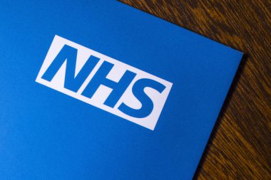 Londra, İngiltere - 14th Kasım 2018: Nhs - Ulusal Sağlık Servisi logo, bir bilgi broşürü resimde bir close-up.