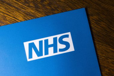 Londra, İngiltere - 14th Kasım 2018: Nhs - Ulusal Sağlık Servisi logo, bir bilgi broşürü resimde bir close-up.