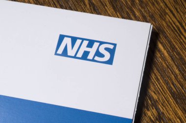 Londra, İngiltere - 14th Kasım 2018: Nhs - Ulusal Sağlık Servisi logo, bir bilgi broşürü resimde bir close-up.