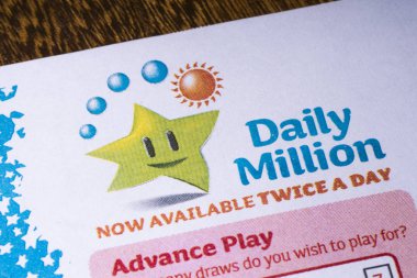 Londra, İngiltere - 14th Kasım 2018: Günlük milyon piyango kağıt üzerinde resimde İrlandalı Milli Piyango logosunun yakın çekim.