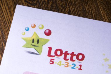Londra, İngiltere - 14th Kasım 2018: İrlandalı Milli Piyango logosunun bir Loto 5-4-3-2-1 piyango sayfada resimde yakın çekim.