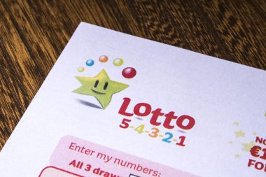 Londra, İngiltere - 14th Kasım 2018: İrlandalı Milli Piyango logosunun bir Loto 5-4-3-2-1 piyango sayfada resimde yakın çekim.