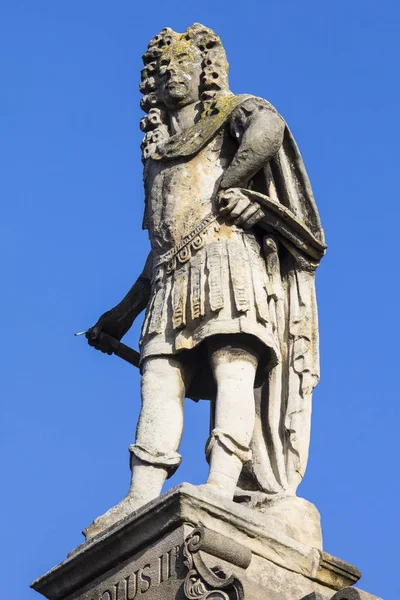 Ένα Άγαλμα Του Βασιλιά Καρόλου Στην Πρόσοψη Των Αγίων Πάντων — Φωτογραφία Αρχείου