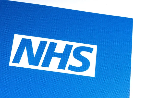 Londra, İngiltere - 14th Kasım 2018: Nhs - Ulusal Sağlık Servisi logo, bir bilgi broşürü resimde bir close-up.