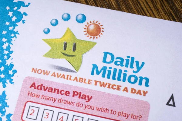 Londra, İngiltere - 14th Kasım 2018: Günlük milyon piyango kağıt üzerinde resimde İrlandalı Milli Piyango logosunun yakın çekim.