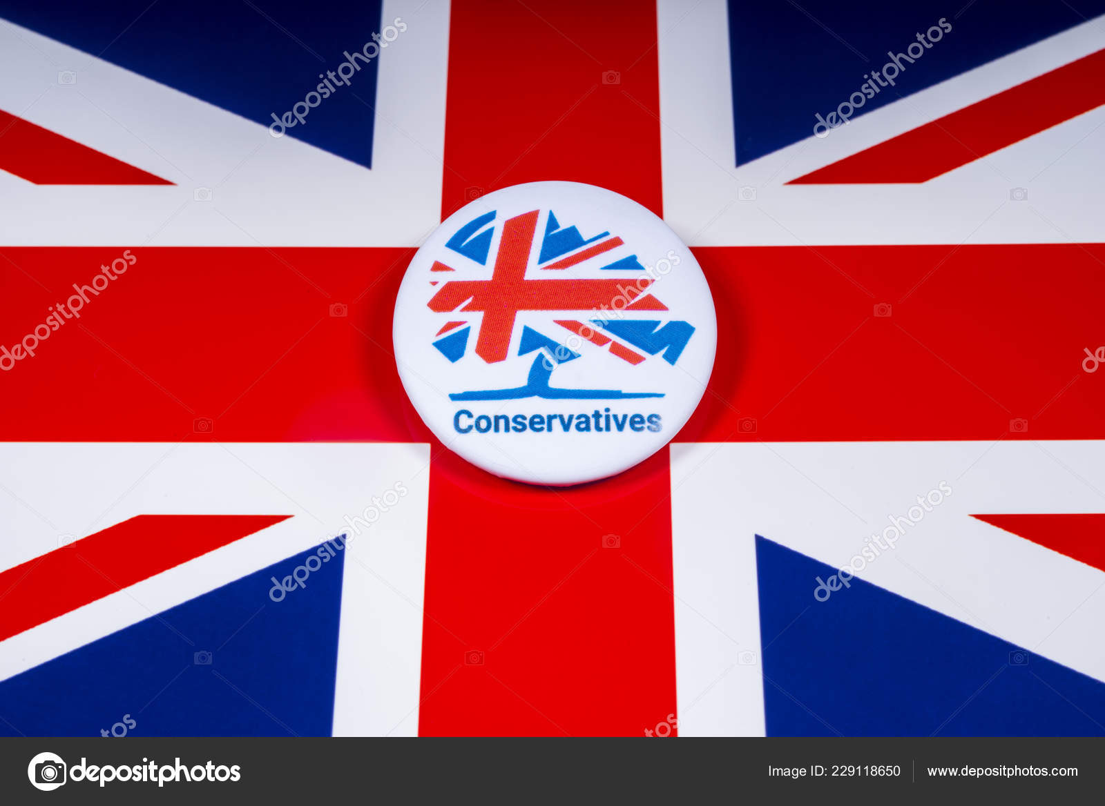 ロンドン イギリス 2018 英国旗 保守党バッジ — ストック編集用写真©chrisdorney#229118650