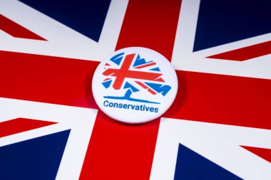 Londra, İngiltere - 18th Kasım 2018: A muhafazakar parti PIN badge İngiltere bayrağı üzerinde.