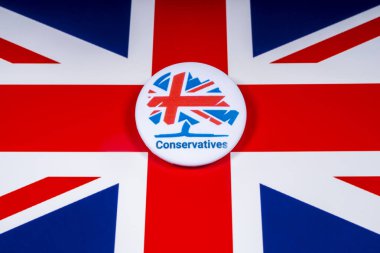 Londra, İngiltere - 18th Kasım 2018: A muhafazakar parti PIN badge İngiltere bayrağı üzerinde.